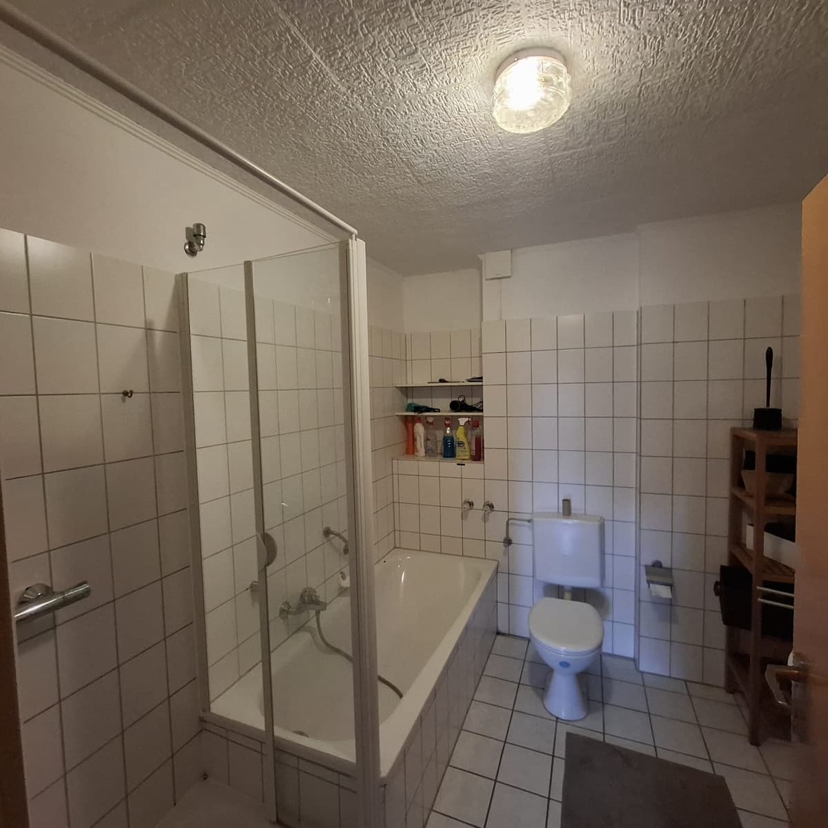 Badezimmer mit Dusche und Badewanne