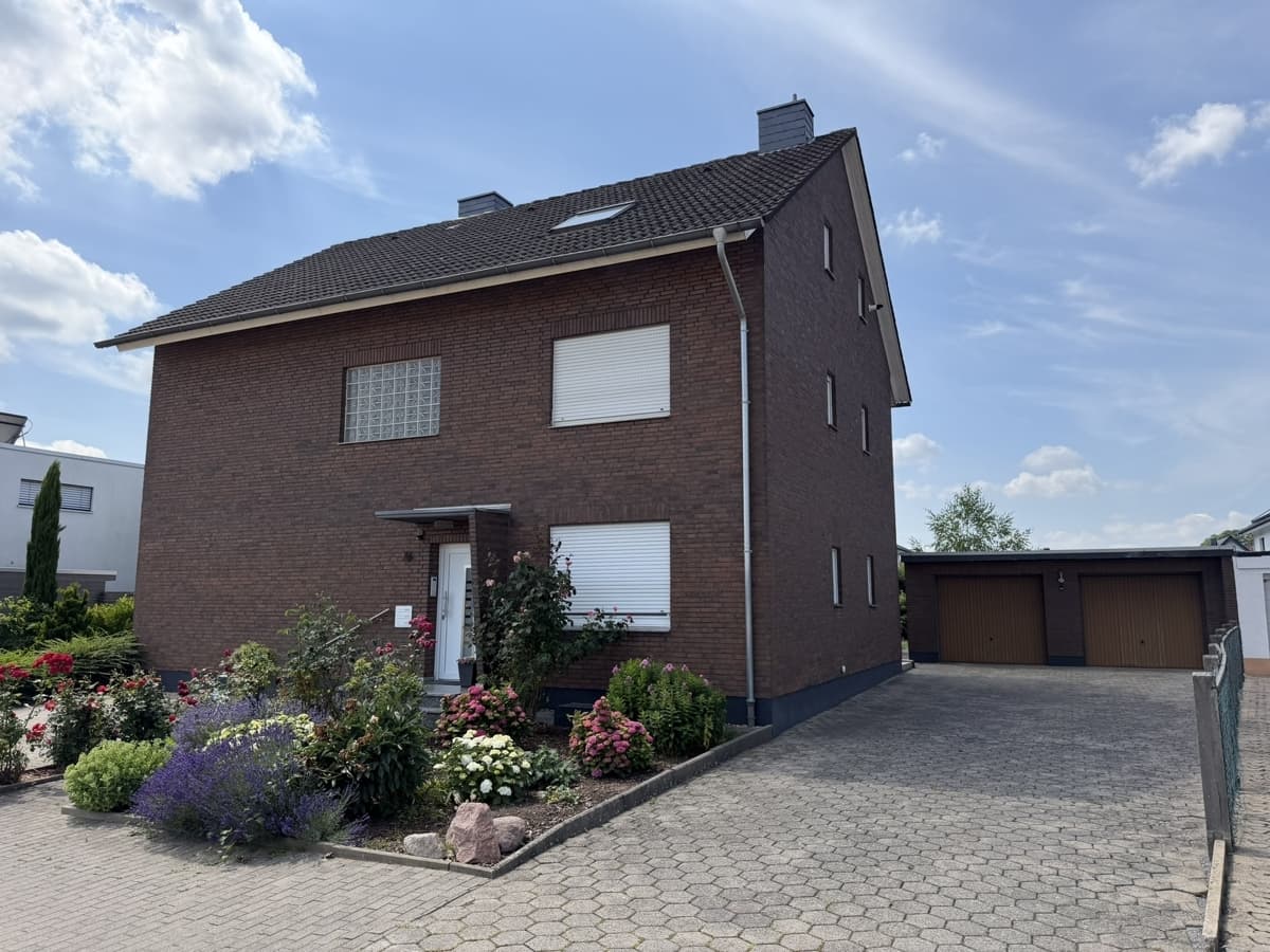 Zwei-Familien-Wohnhaus mit ausgebautem Dachgeschoss